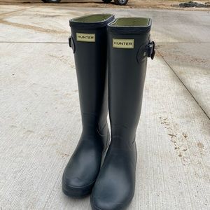 Euc size 10 Navy Hunter boots